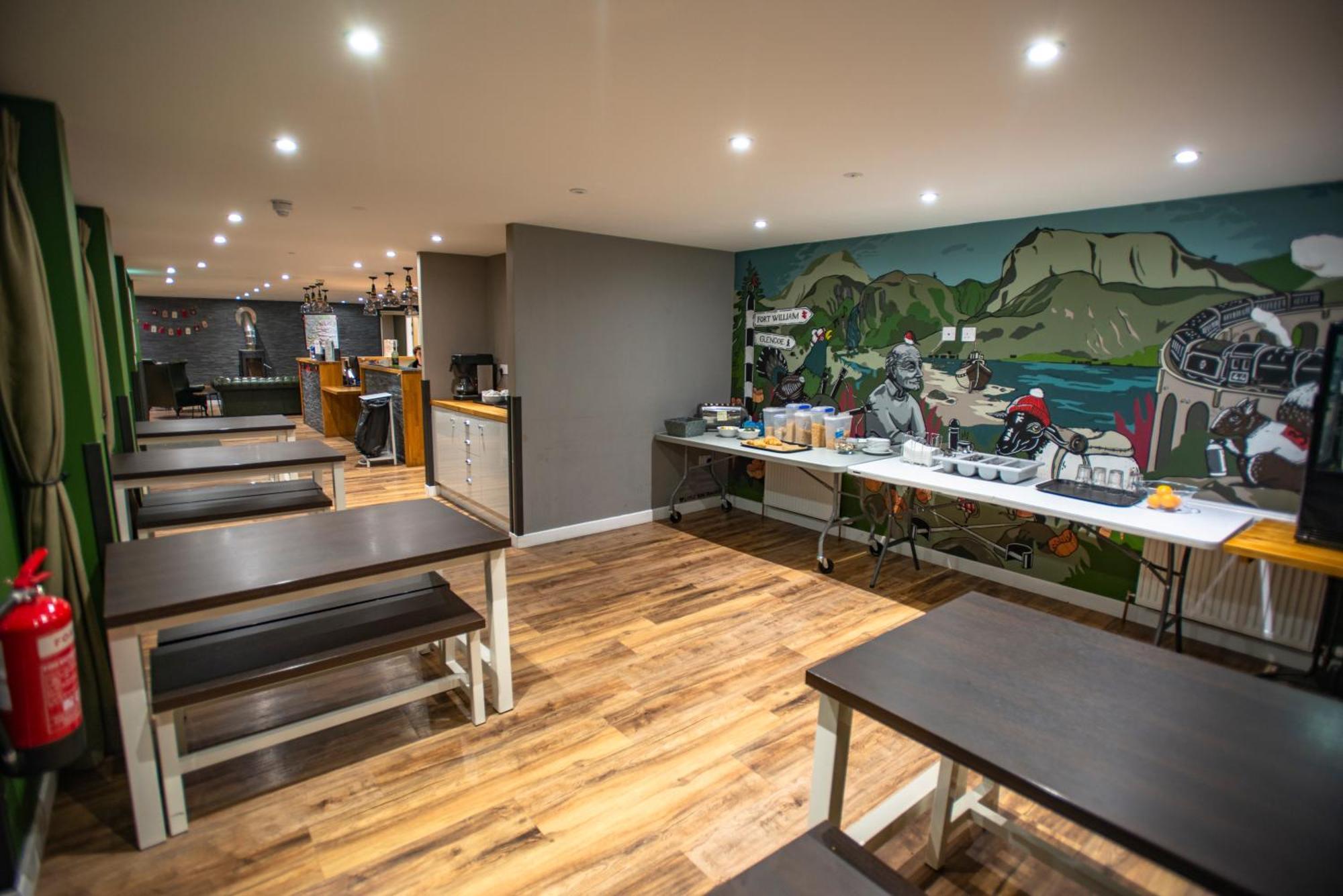 Glen Nevis Youth Hostel Φορτ Γουίλιαμ Εξωτερικό φωτογραφία The interior of a Costa Coffee shop