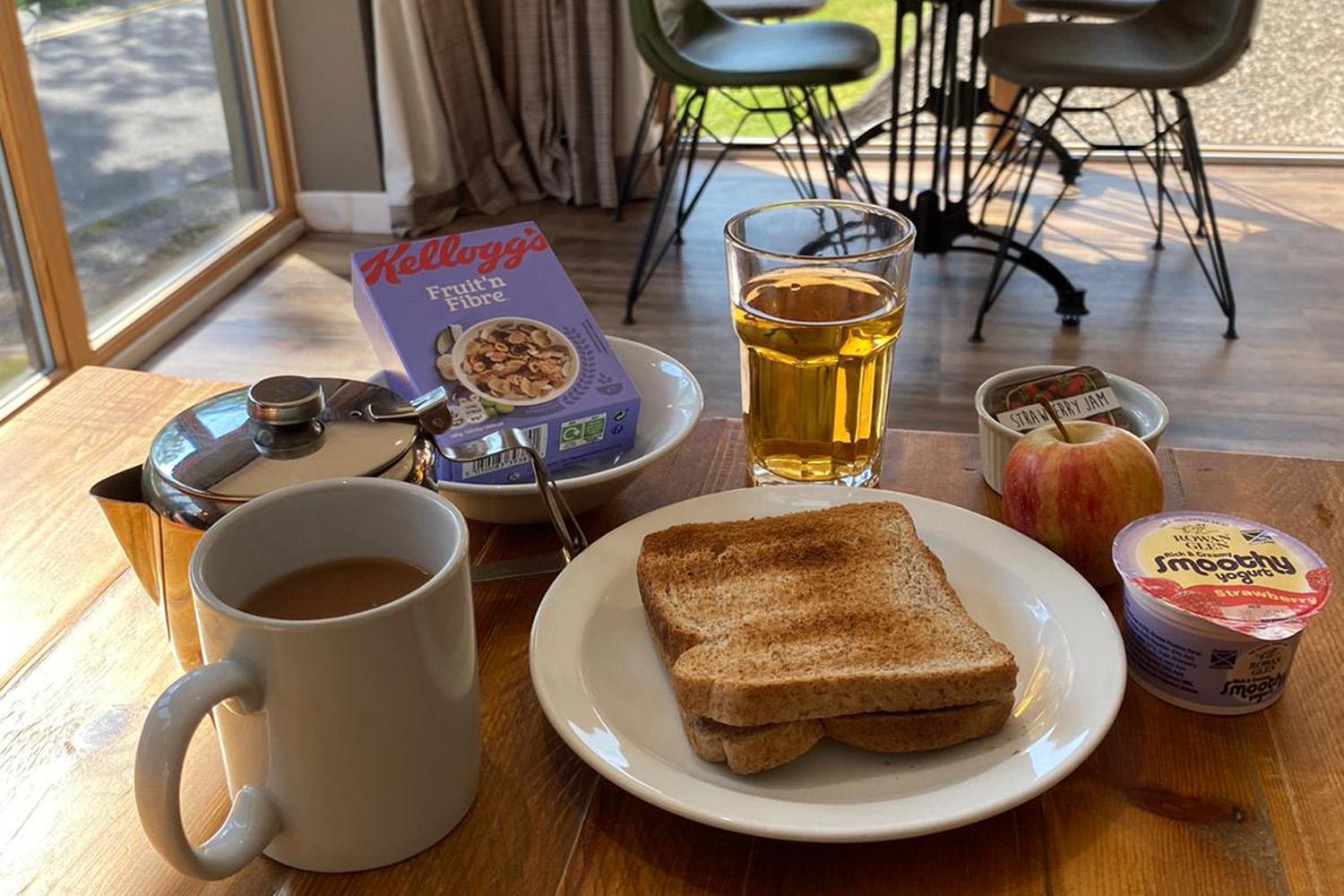 Glen Nevis Youth Hostel Φορτ Γουίλιαμ Εξωτερικό φωτογραφία A breakfast with Kellogg's Fruit 'n Fibre