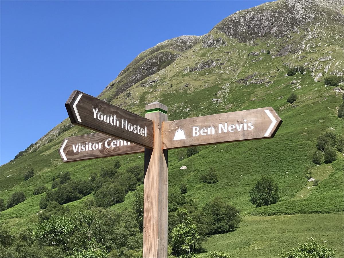 Glen Nevis Youth Hostel Φορτ Γουίλιαμ Εξωτερικό φωτογραφία Signpost at the Youth Hostel